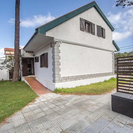 Spacious Beach And Golf Holiday home